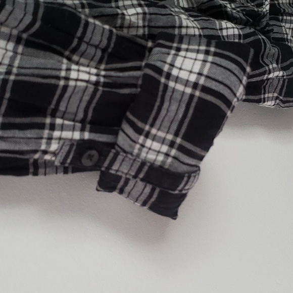 Gap Plaid top in black, gray and white in Medium - Picture 3 of 4